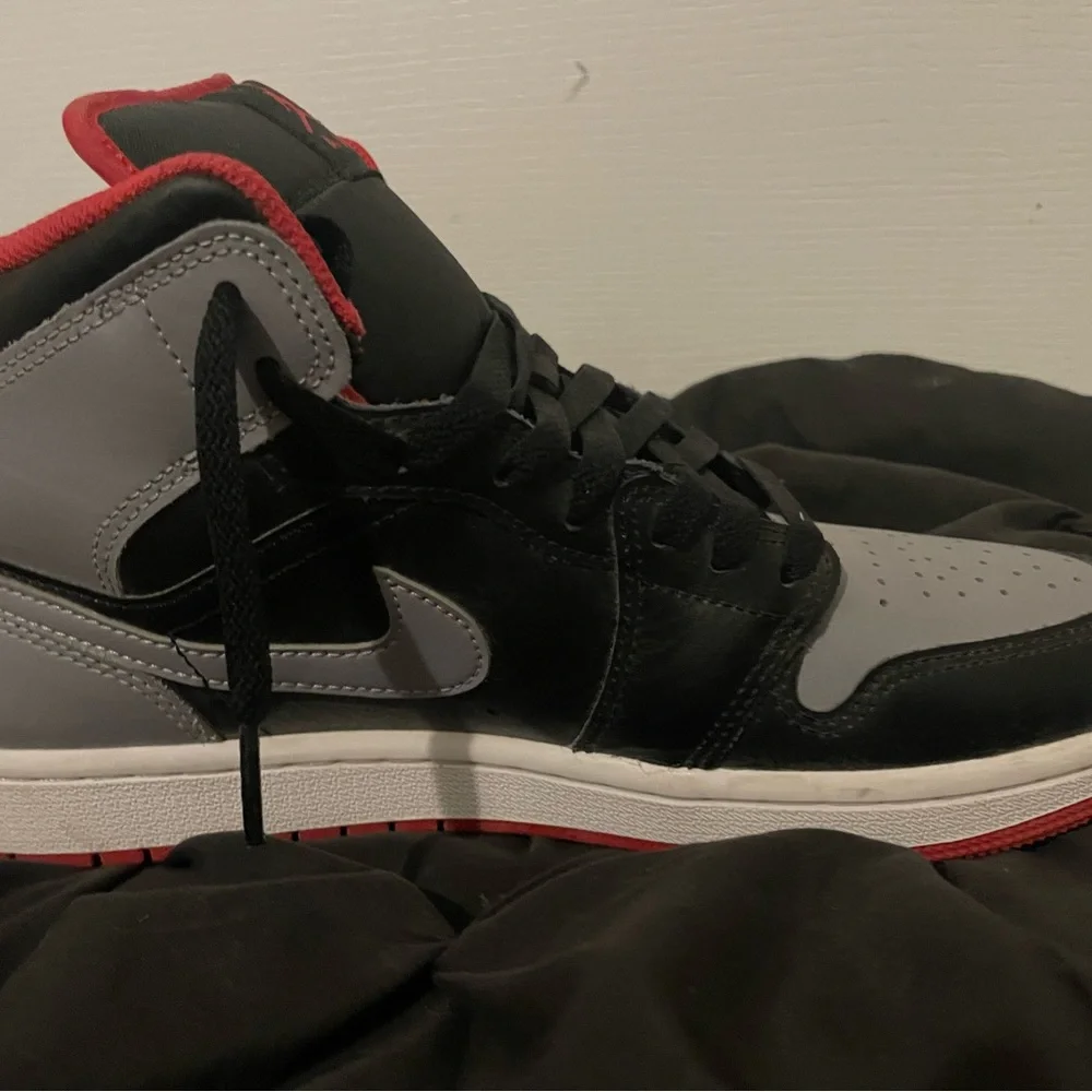Air Jordan 1 mid bred shadow